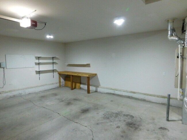 Building Photo - 3Bd/2Ba Single Story Home - Available to View!