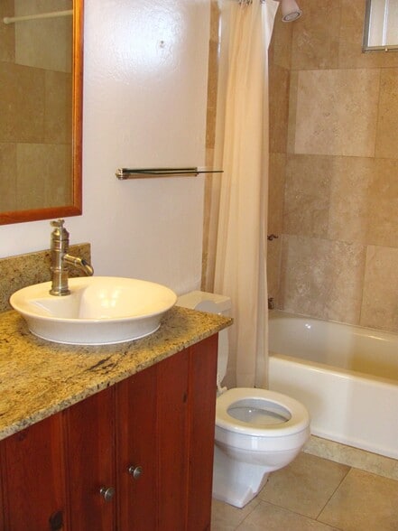 Restroom - 95-2051 Waikalani Pl