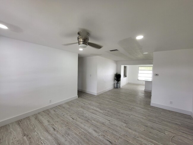 Building Photo - 220 NW 25th Ct