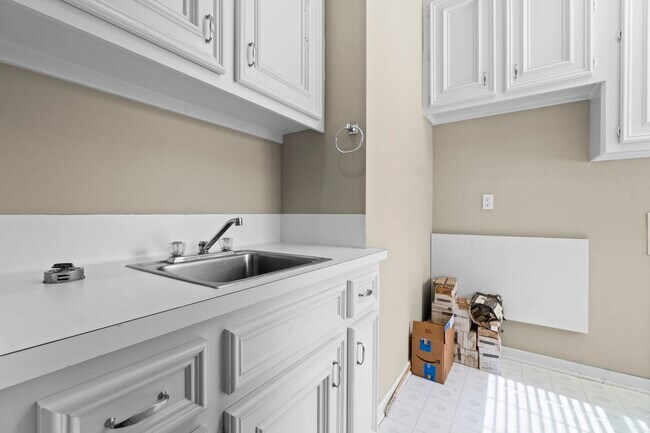 Building Photo - 590 Edgewood Dr