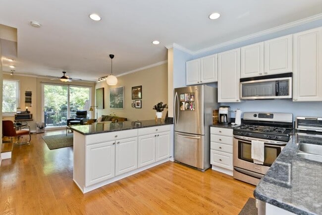 Building Photo - 3 bedroom in Chicago IL 60660