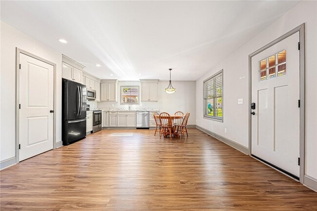 Building Photo - 300 Cottage Hl Ct