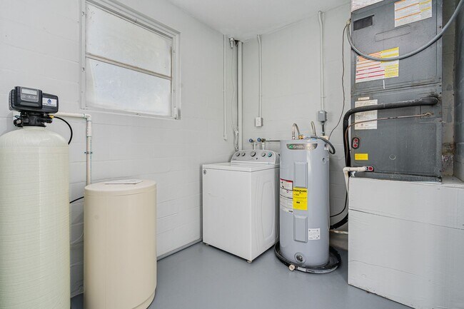 Building Photo - Fully Remodeled 2-Bedroom Home in Prime Or...