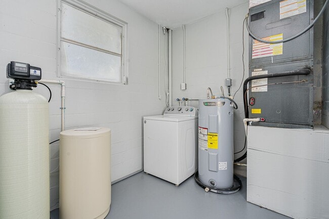 Building Photo - Fully Remodeled 2 Bedroom Home in Prime Ormond Location