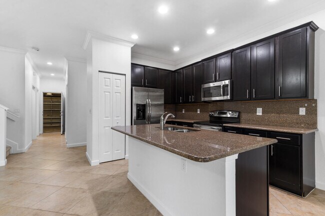Building Photo - 10384 Wellington Parc Dr