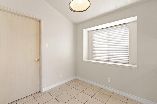 Building Photo - 926 Agua Caliente Dr