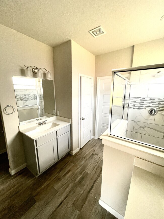 Building Photo - 15306 Comanche Grv