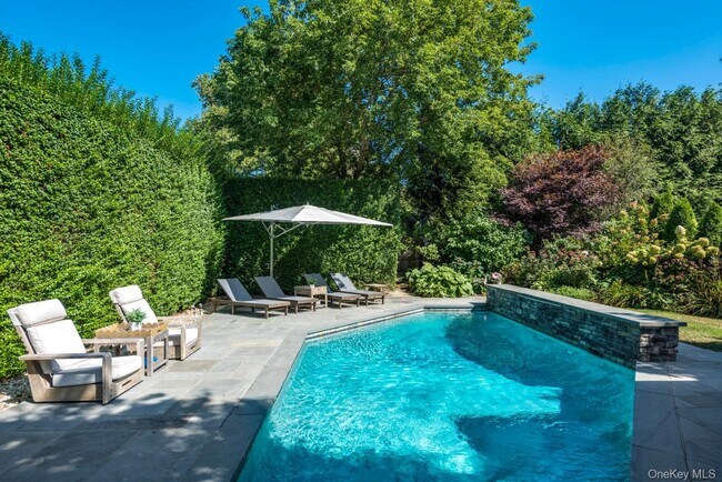 Building Photo - 10 Henry St