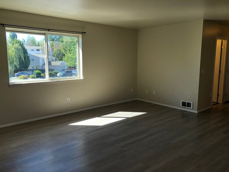 Building Photo - 270 NW Clay Ct