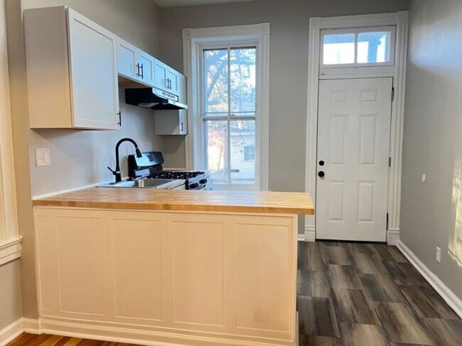 Building Photo - Extremely Spacious and Bright 2-Bedroom Ap...