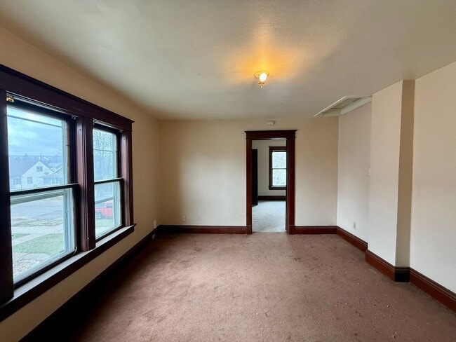 Building Photo - 909 S 6th Ave