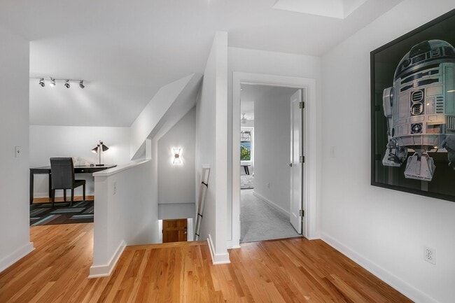 Building Photo - Queen Anne Craftsman - Available September...