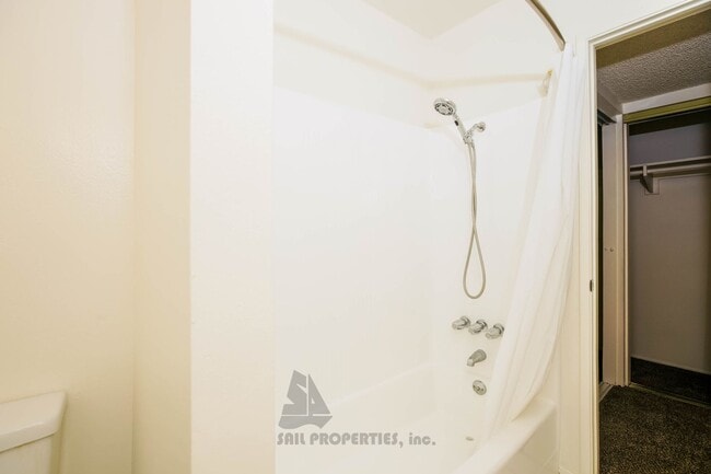Building Photo - Charming 1-bedroom, 1-bath Condo in Huntington Beach