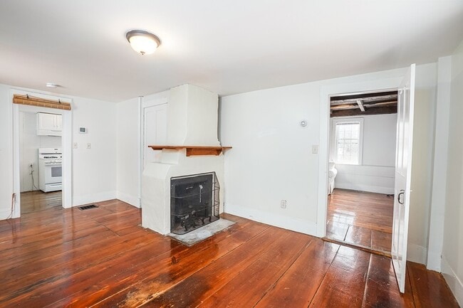 Building Photo - 25 Elm St
