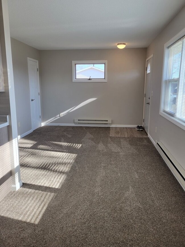 Building Photo - 1 Bedroom Triplex Unit