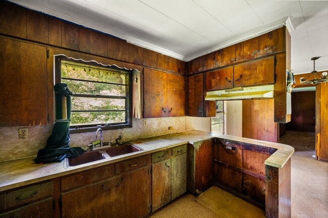 Building Photo - 1021 Lutz Loop