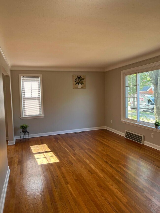 Building Photo - Spacious Colonial For Rent in Lyndhurst