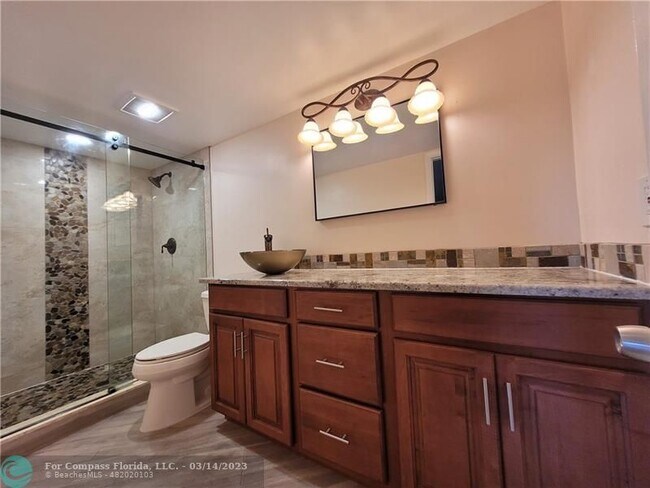 Building Photo - 2027 Coral Ridge Dr