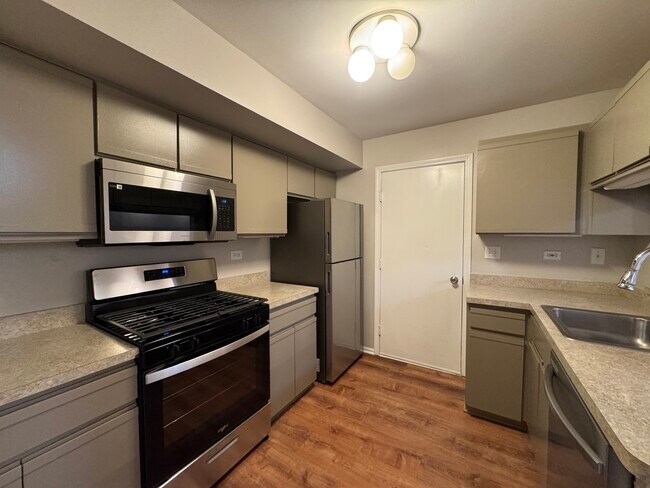 Building Photo - 407 Trenton Ct