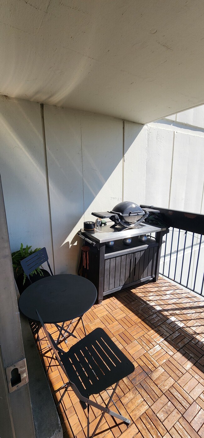 Building Photo - 1460 N Sandburg Terrace