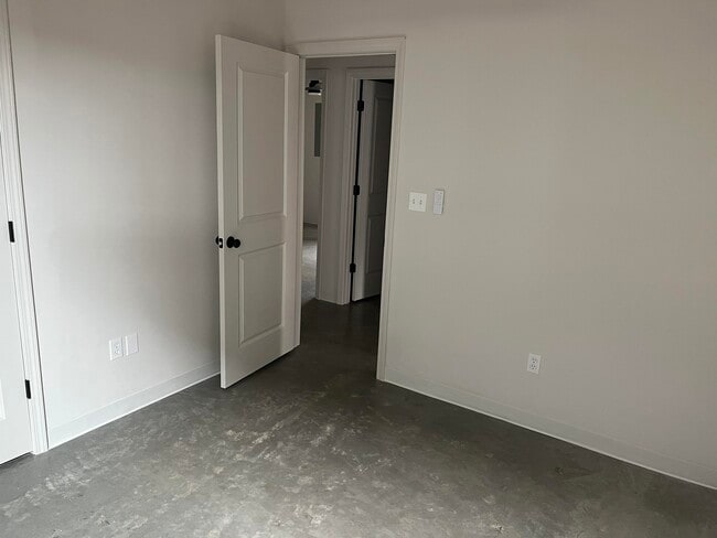 Building Photo - 208 3rd Ave