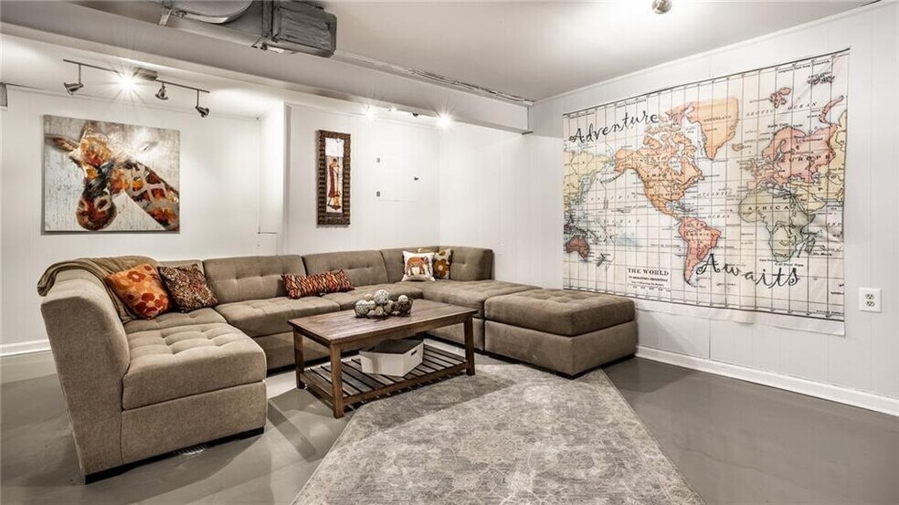 Building Photo - 5953 Rosslyn Ave