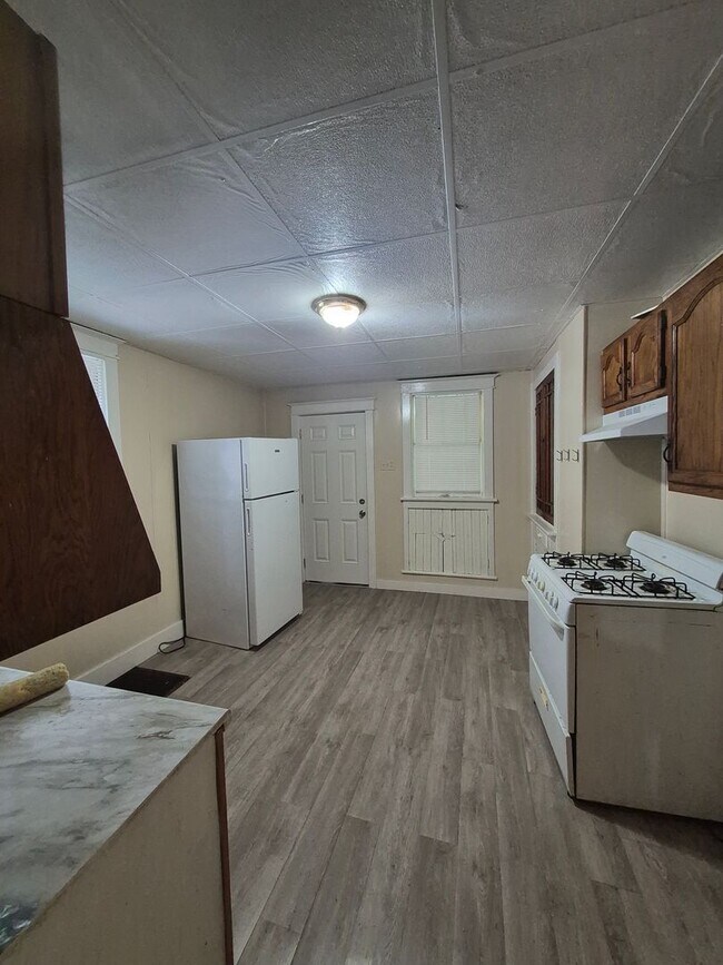 Building Photo - 2140 Rosebud Ave