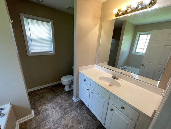 Building Photo - Fantastic Home in Shelbyville!