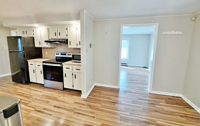 Building Photo - 3 Bed / 1-1/5 Bath Single Family Home w/Attached 2-Car Garage