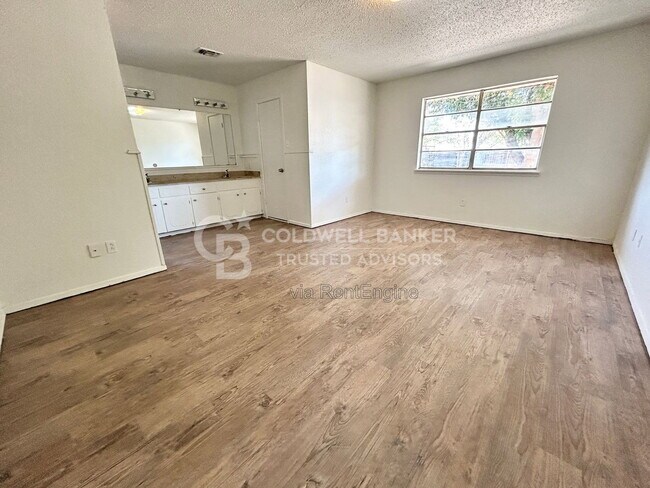 Building Photo - 5712 2nd Pl