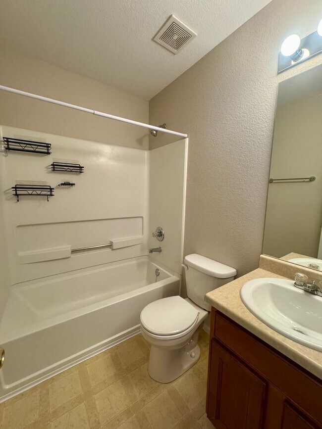 Building Photo - 3 Bedroom Home Close to Military Installations