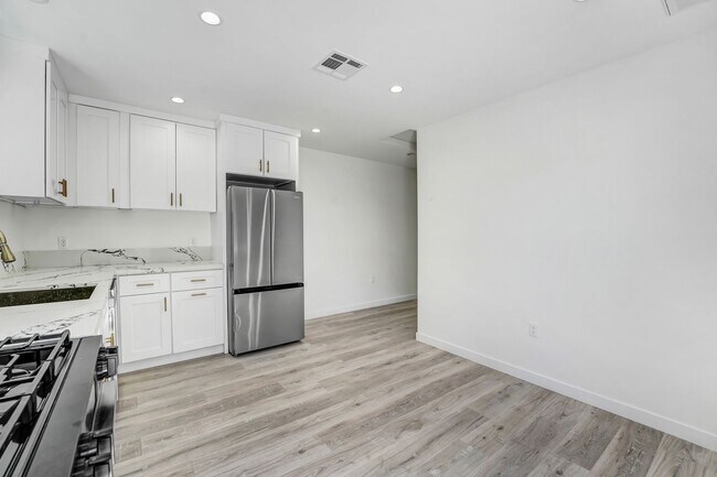 Building Photo - Lancaster 1 bedroom