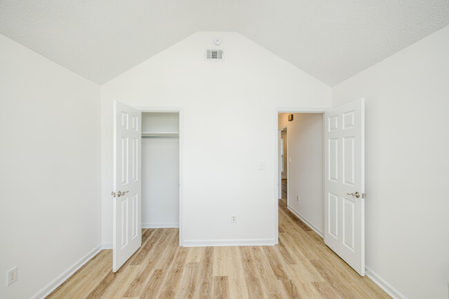 Building Photo - 245 Farmington Dr