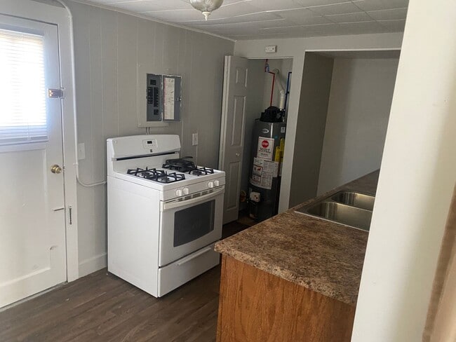 Building Photo - Welcome to this charming 1 bedroom, 1 bath...