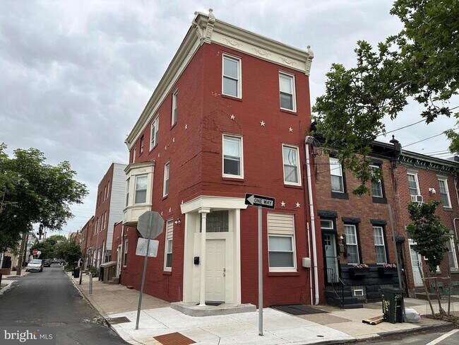 Building Photo - 2621 E Thompson St