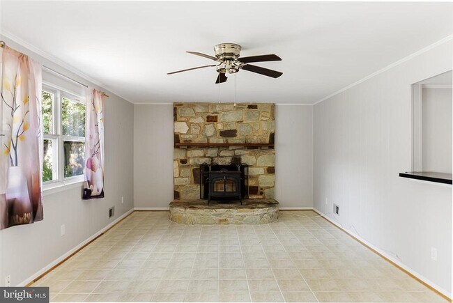 Building Photo - 18 Lakeview Dr