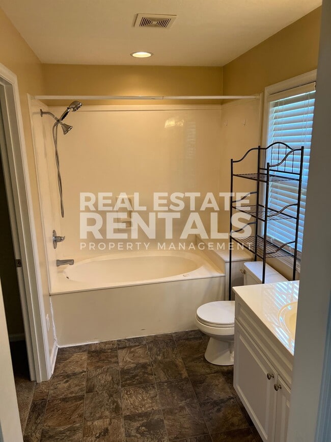 Building Photo - 1121 Castle Dr