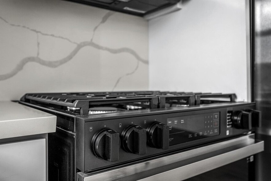 Building Photo - 4558 1/2 Saturn St