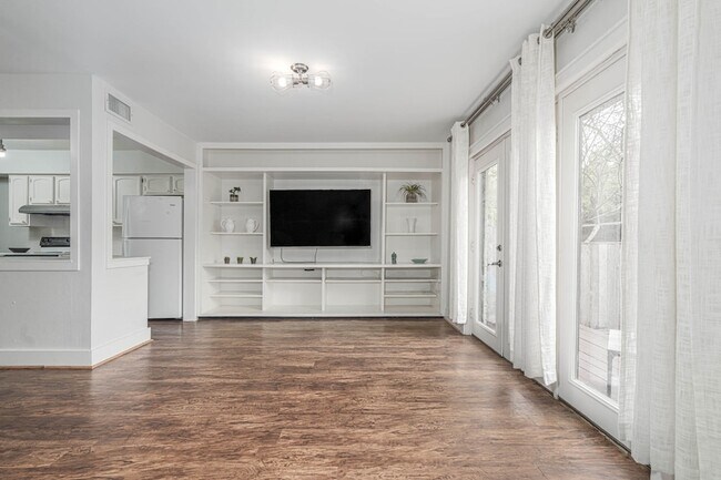 Building Photo - 384 N Post Oak Ln