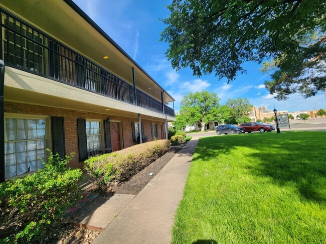 Building Photo - Parkwood on 13th
