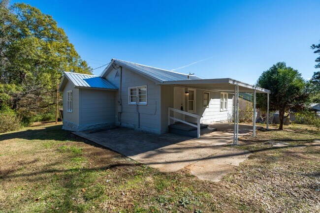 Building Photo - Super Cute Super Clean Priced to move fast!!!