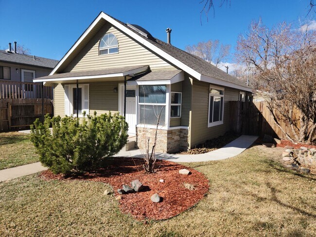 Building Photo - Wood Ave. Downtown Charmer! All Remodeled.