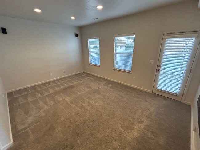 Building Photo - 2 Master Suites, 2.5 Bath Condo in West Jordan