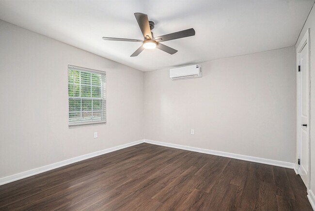 Building Photo - Fully Renovated Cottage near Downtown Smyrna!