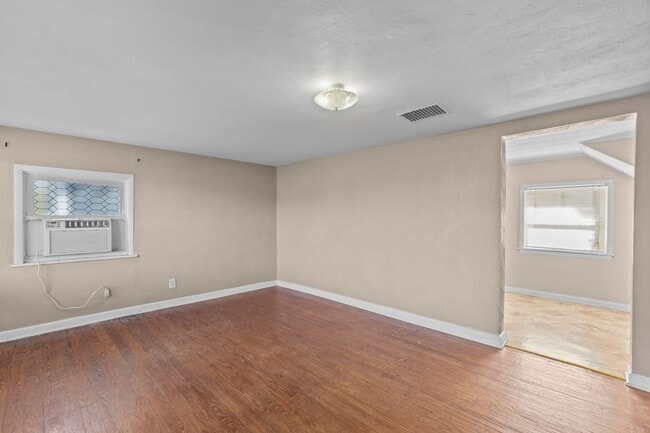 Building Photo - 1628 Bradford Terrace