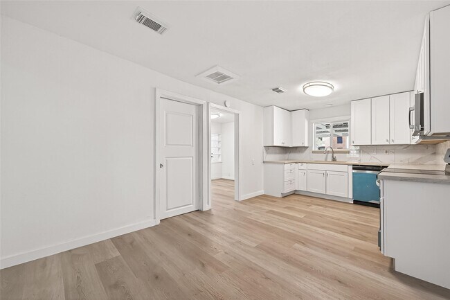 Building Photo - 815 Brooks Ave