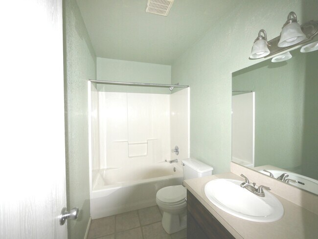 Building Photo - MOVE IN READY 3 Bedrooms 2 Bathroom with O...