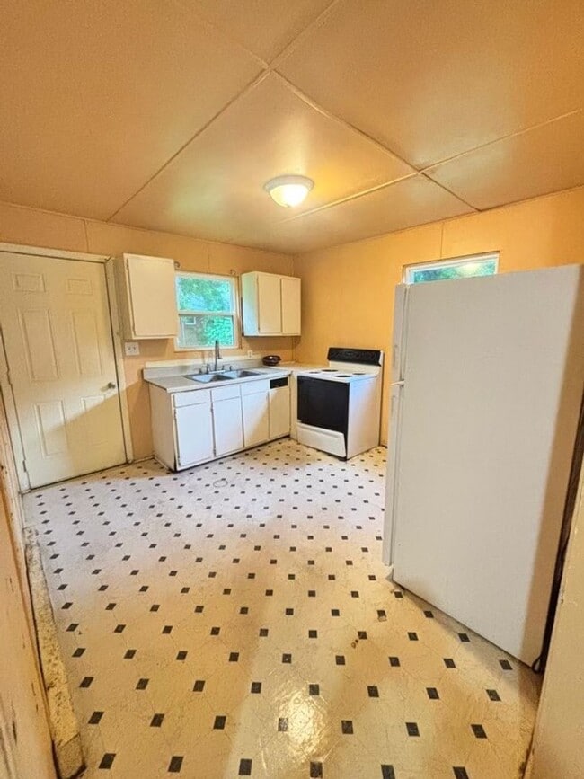 Building Photo - HIGH POINT - 2 BDRM/1 BATH