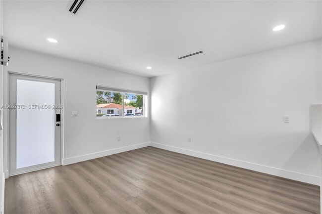 Building Photo - 2814 SW 26th St