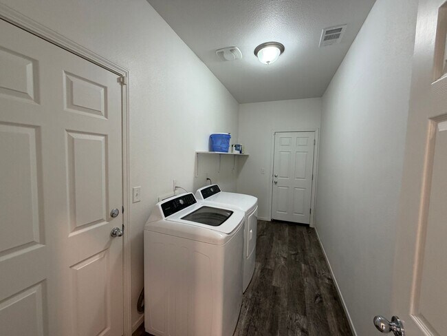 Building Photo - 9752 Silver Dollar Ln